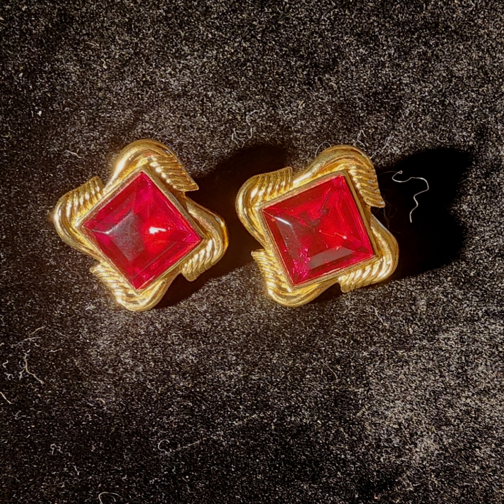 STUNNING Vintage Trifari Red Glass & Gold-Tone Clip-On Earrings